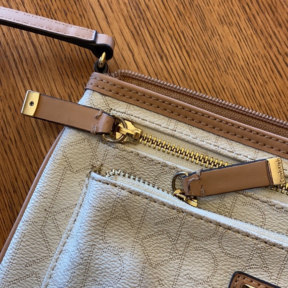 Calvin Klein Crossbody Bag / Purse - Picture 2 of 9